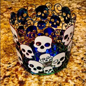 Bath and body works 2022 glow in the dark oil slick skull 3-wick candle holder.